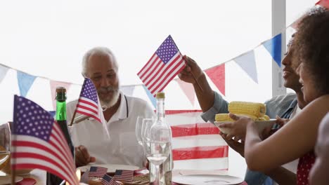 Familia-Multigeneracional-Teniendo-Comida-De-Celebración