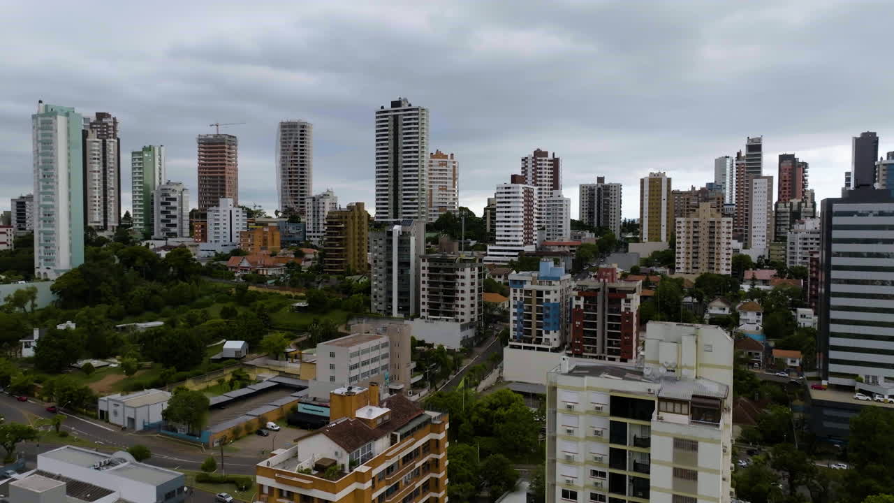 Veduta aerea che sorvola condomini, giornata cupa a Porto Alegre, Brasile