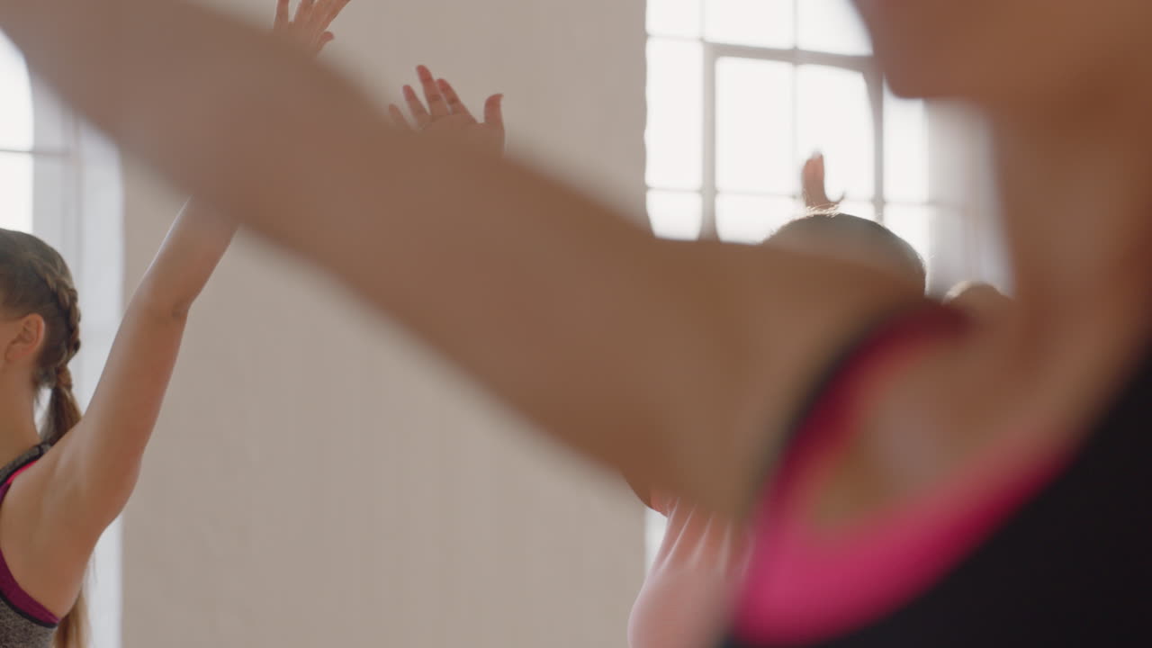 요가 수업 젊은 과체중 여성이 건강한 라이프스타일을 연습하며 나무 포즈를 취하고 일출 때 스튜디오에서 체중 감량 피트니스 운동을 즐기고 있습니다.