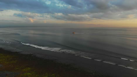 Die-Fähre-Fährt-Bei-Sonnenaufgang-Auf-Ruhigem-See-In-Sanur-Bali,-Luftaufnahmen