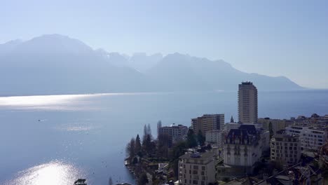 Langsamer-Schwenkblick-über-Den-Schweizer-Kurort-Montreux-Mit-Dem-Genfer-See-Und-Den-Alpen-Im-Hintergrund