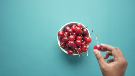 cerezas en un cuenco blanco