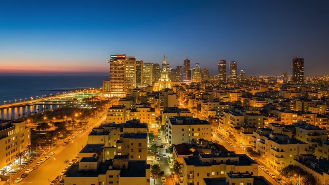 Transizione spettacolare dal giorno alla notte: cattura il paesaggio urbano dello skyline di una città costiera con una splendida atmosfera crepuscolare che si affaccia sull'oceano