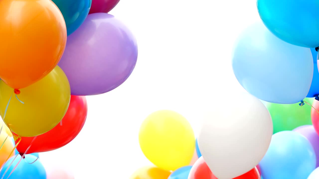 los globos de helio de color.