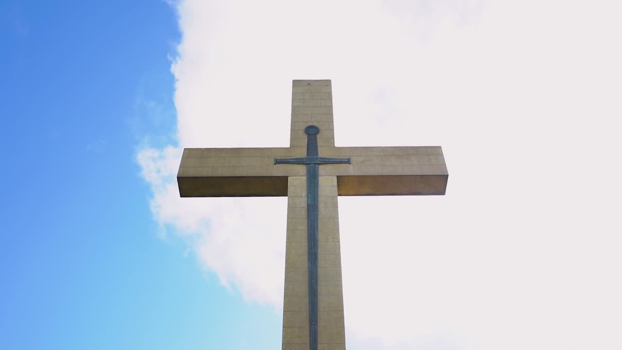 mount macedon memorial cross는 역동적인 구름이 배경에서 빠르게 움직이는 빅토리아 오스트레일리아의 유산으로 등재된 전쟁 기념관입니다.