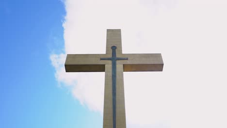 Das-Mount-Macedon-Memorial-Cross-Ist-Ein-Denkmalgeschütztes-Kriegsdenkmal-In-Victoria-Australia-Mit-Dynamischen-Wolken,-Die-Sich-Schnell-Im-Hintergrund-Bewegen