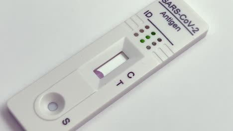 Performing-COVID-19-antigen-flow-test