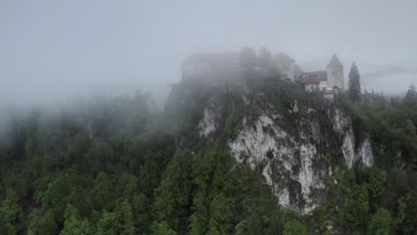 castillo de niebla en la cima de una montaña