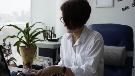 mujer que trabaja en una oficina
