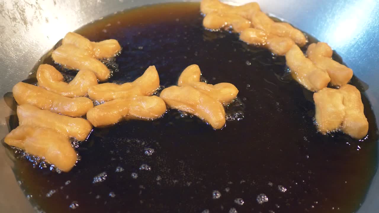 뜨거운 기름에 튀긴 반죽 스틱