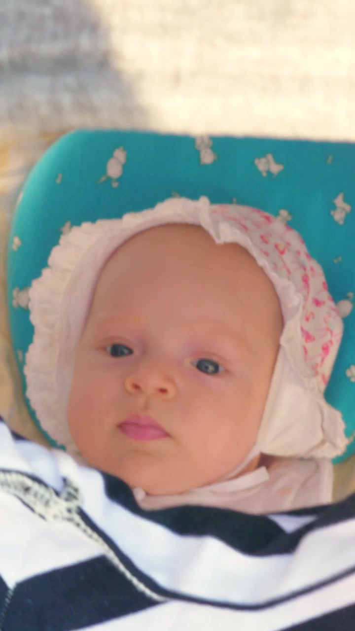 Spingere la carrozzina con la bambina