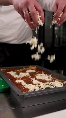 el chef está preparando lasagna.