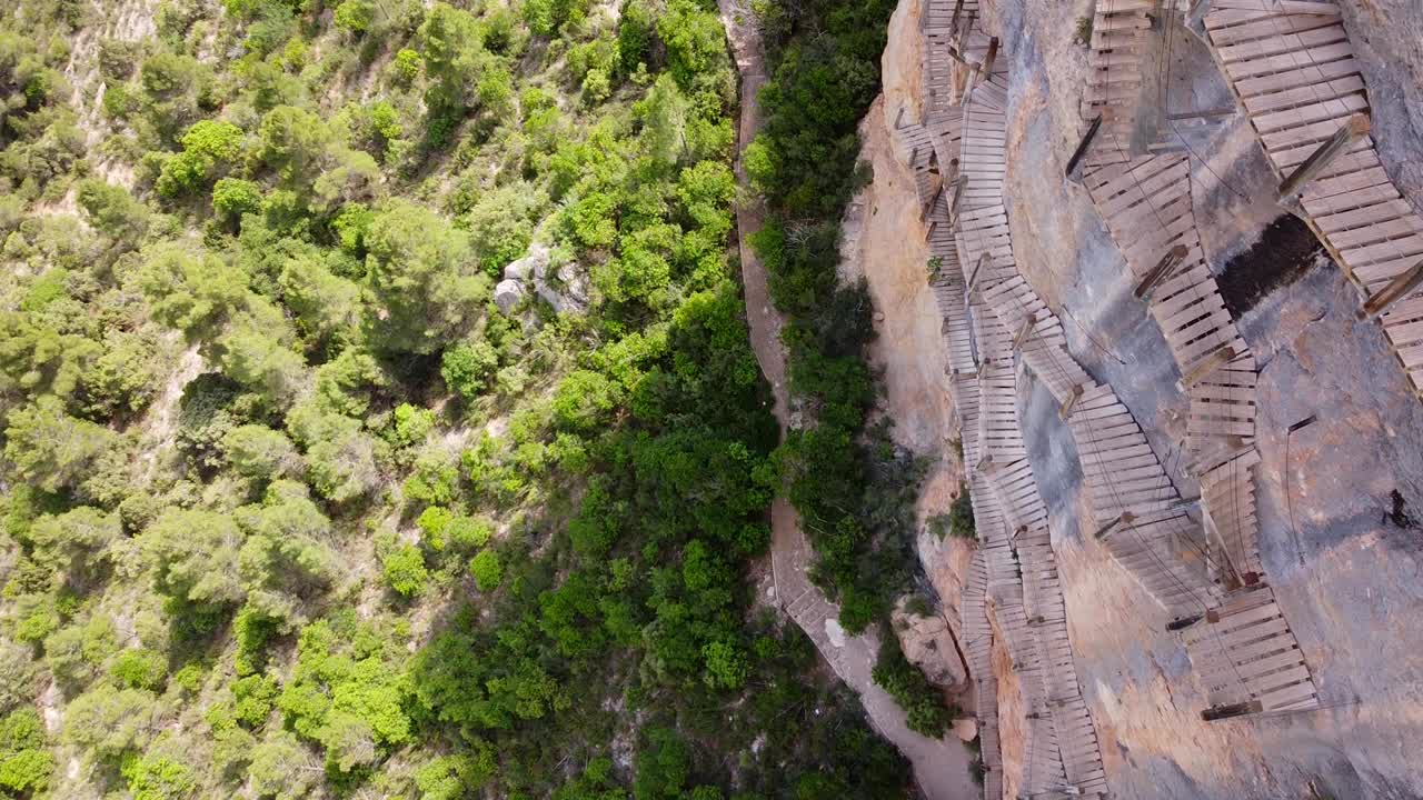 pasarelas de montfalco en congost de mont rebei canyon, cataluña y aragón, norte de españa - vista aérea de drones de las peligrosas escaleras aterradoras y senderos para caminatas a lo largo de los escarpados acantilados