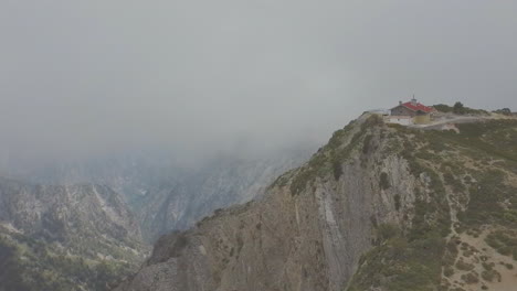 Vista-Aérea-De-Un-Refugio-En-El-Pico-De-La-Montaña-Psari,-En-Grecia