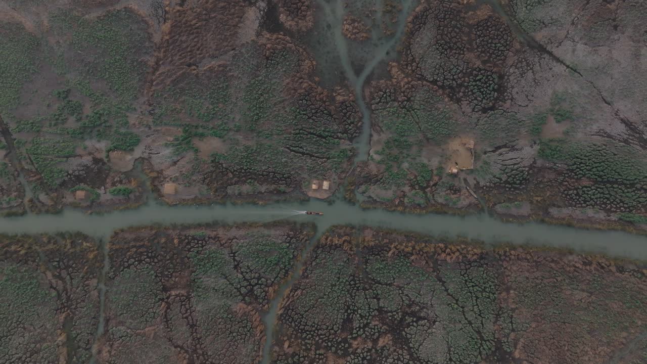 drone captura un tranquilo paseo en barco a través de las marismas de irak, revelando paisajes exuberantes y aguas tranquilas