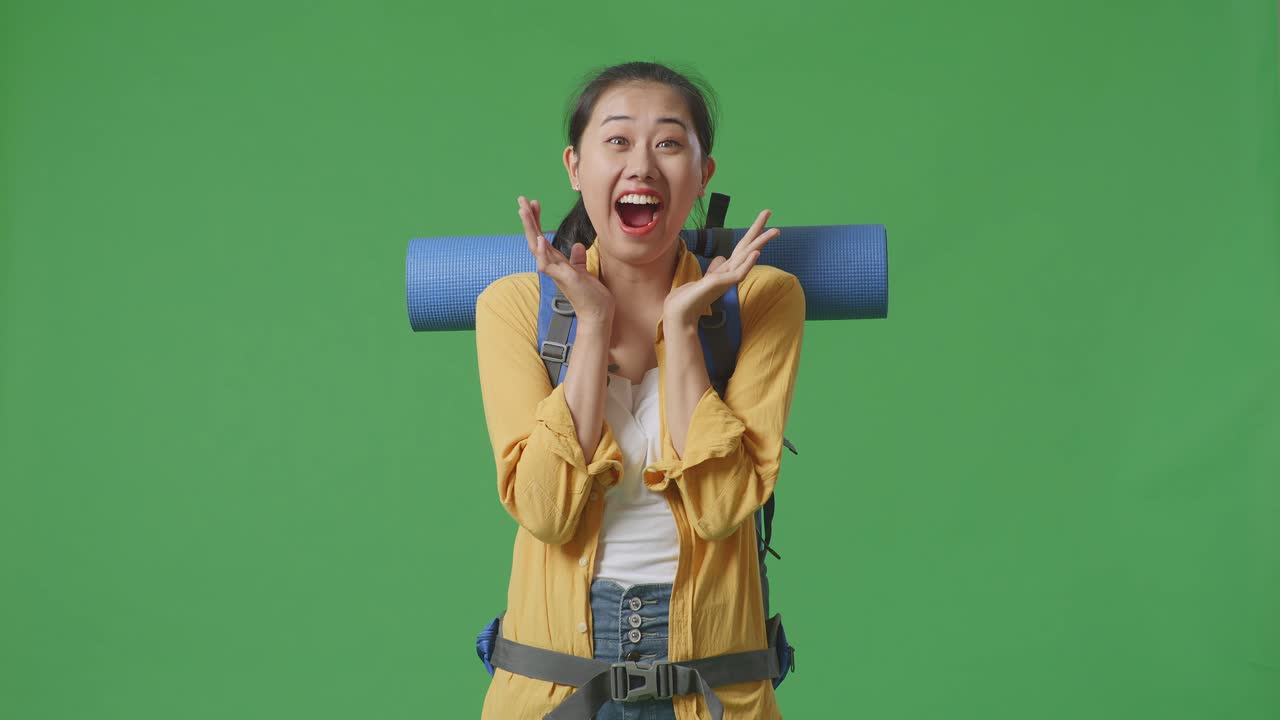 배 을 들고 흥분 한 관광객