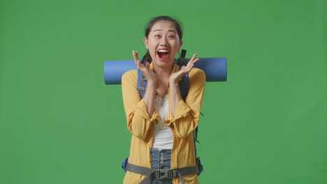 배 을 들고 흥분 한 관광객
