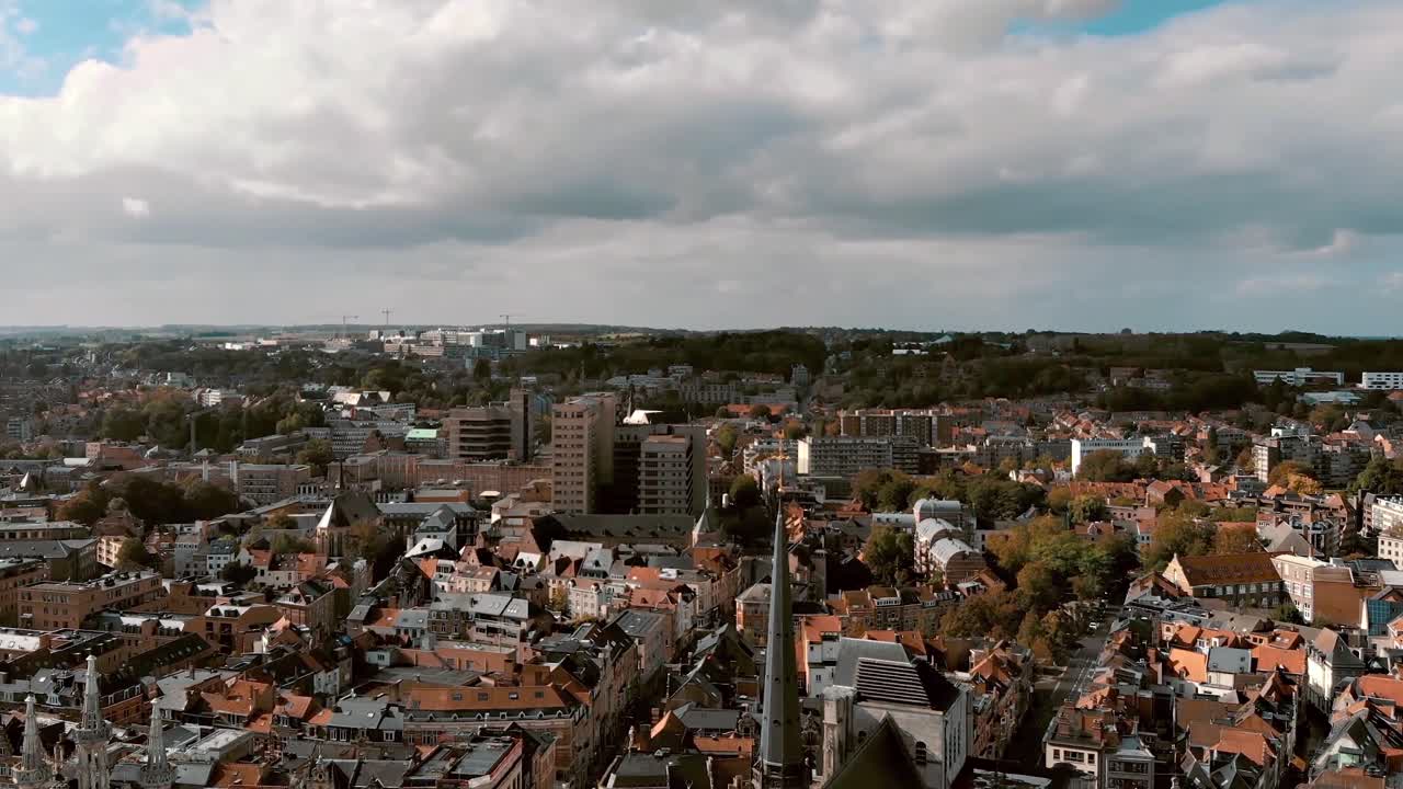 벨기에 루벤 성 베드로 교회 위의 공중 틸트 다운