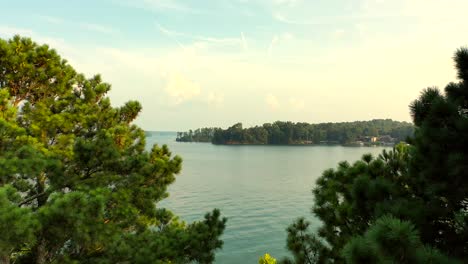 Cielo-Brumoso-Sobre-El-Lago-Lanier-En-Cumming-Georgia