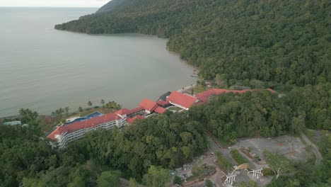 Vista-Aérea-Nocturna-De-La-Tranquila-Playa-Central-De-Santubong-Y-El-Pueblo-Cultural-De-Sarawak,-Borneo