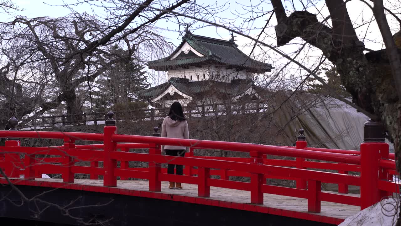 impresionantes paisajes en el norte de japón con turista femenina mirando hacia el castillo de hirosaki