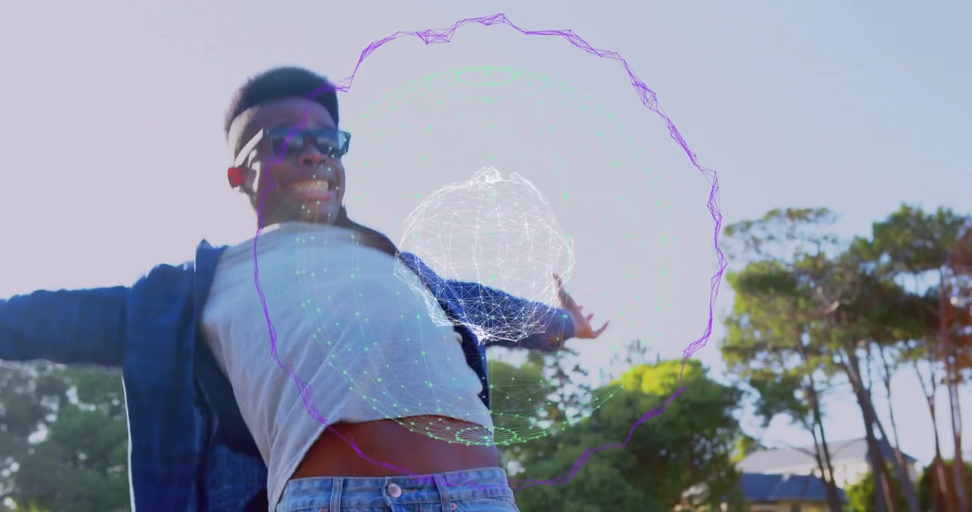 Homem levantando o braço direito em parque ensolarado, ativando orbe orbital que encolhe mostrando tecnologia através da dança