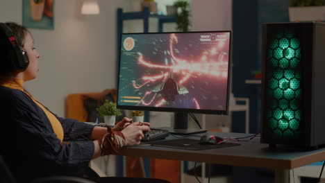 mujer profesional perdedora de la competencia de videojuegos de disparos espaciales