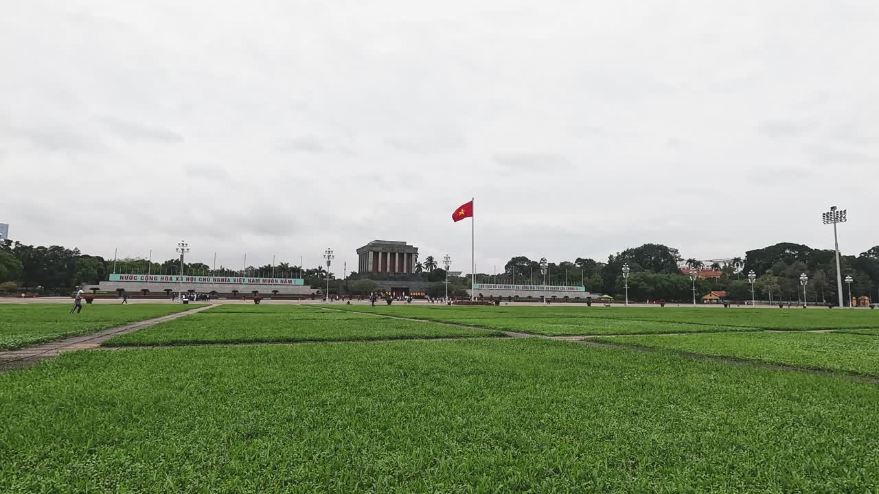 발을 흔들고 있는 공원의 타임스