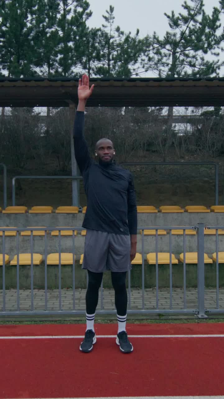 entrenamiento de hombre en el estadio