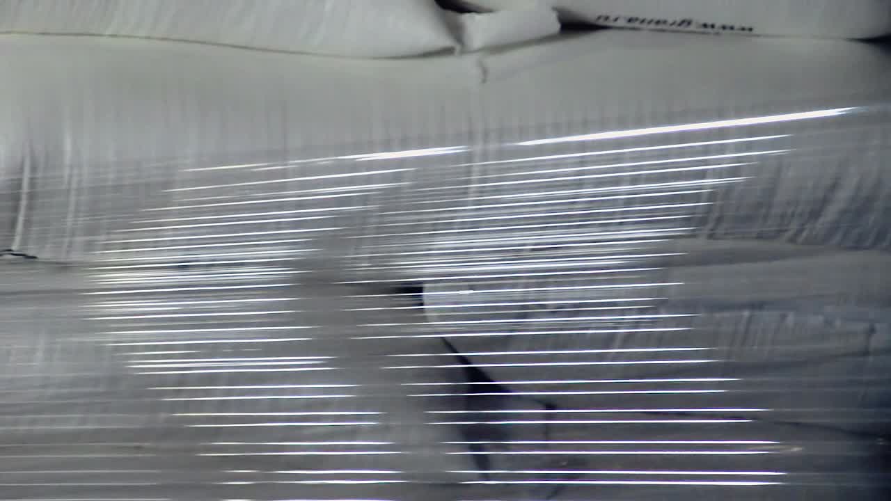 envolviendo bolsas con harina