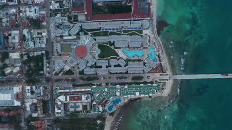 Vista-Aérea-Con-Resorts-Caribeños-Y-Un-Largo-Muelle-Sobre-El-Mar-En-Playa-Del-Carmen.-Vista-Aérea-De-Arriba-Hacia-Abajo-A-Vista-De-Pájaro