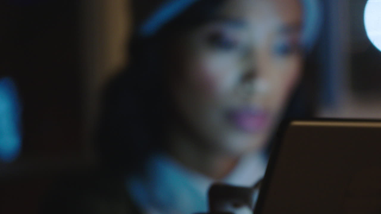 retrato de cerca hermosa mujer de negocios afroamericana usando una tableta digital haciendo una lluvia de ideas creativas para un proyecto de inicio navegando en línea trabajando tarde en la oficina por la noche