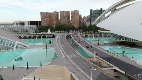 Carreteras-Con-Vehículos-De-Conducción-En-La-Ciudad-De-Las-Artes-Y-Las-Ciencias-En-Valencia,-España---Toma-Aérea-De-Drones