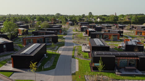 Vista-Aérea-Del-Parque-De-Vacaciones-Sostenible-Con-Alojamiento-En-Roompot-Beach-Resort-Brouwersdam-En-Scharendijke,-Países-Bajos