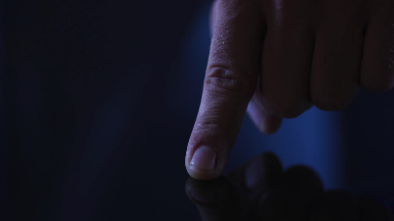 dedo índice de hombre caucásico usando interfaz digital aplicando huella dactilar a la pantalla táctil