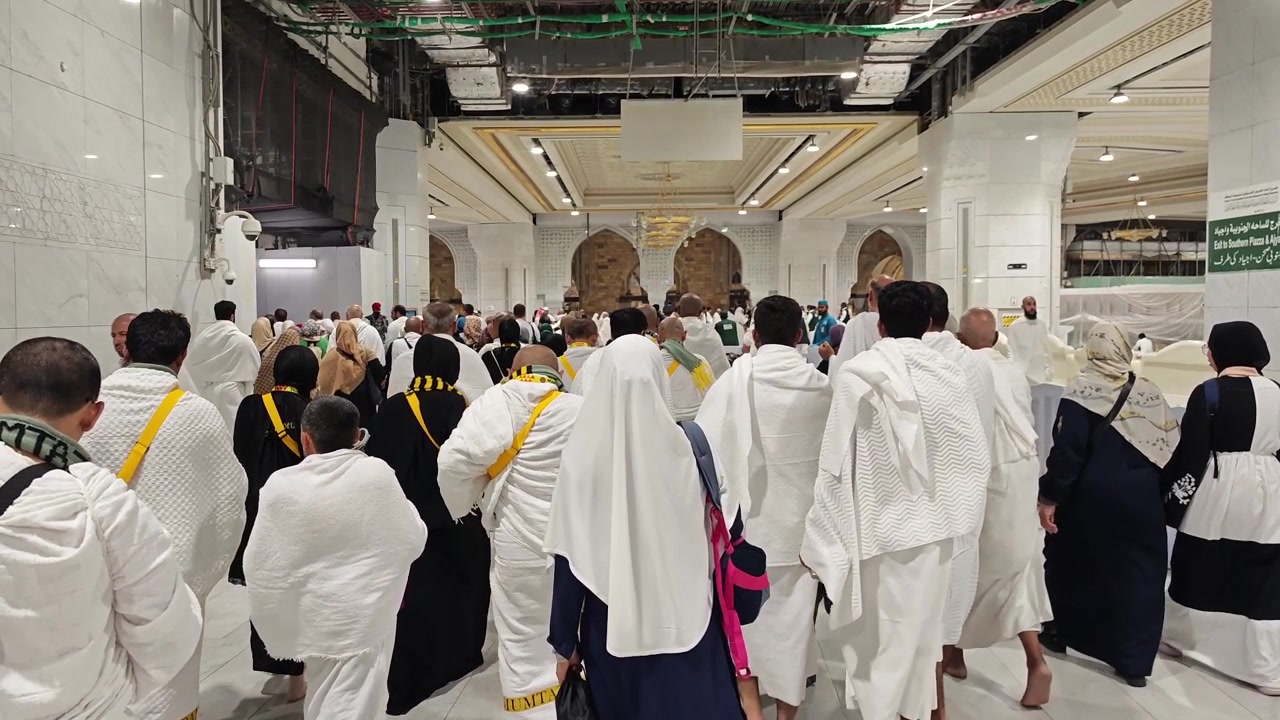 Pellegrini che camminano nella Grande Moschea durante l'Umrah
