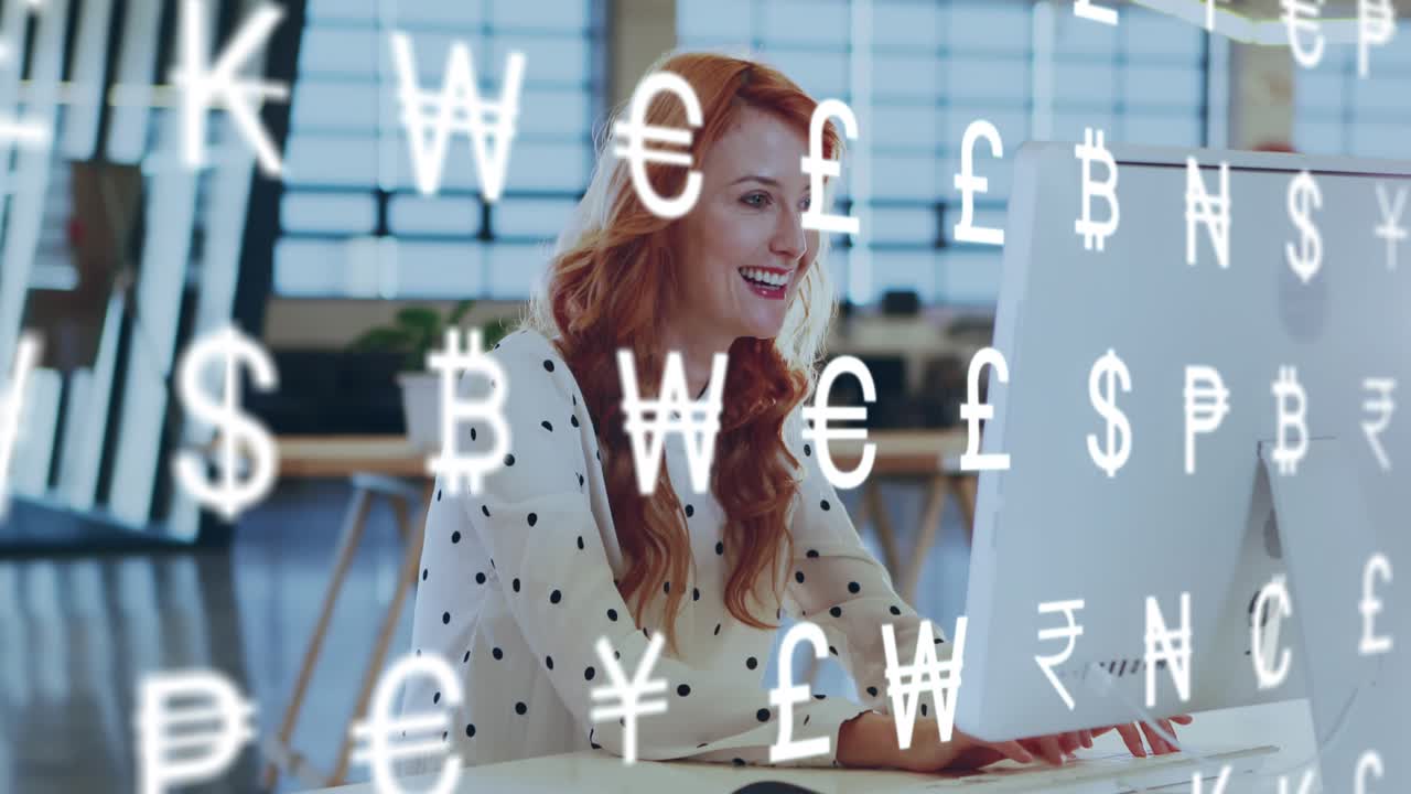 Animazione di elaborazione dati su una donna d'affari caucasica che usa il laptop in ufficio