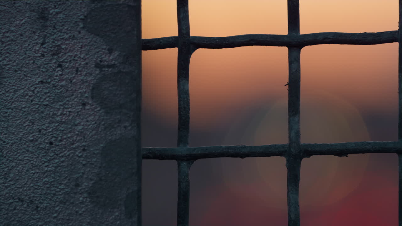 일몰 때  ⁇ 은 페인트를 벗기는 클로즈업 금속 울타리 네트워크. 제한 개념
