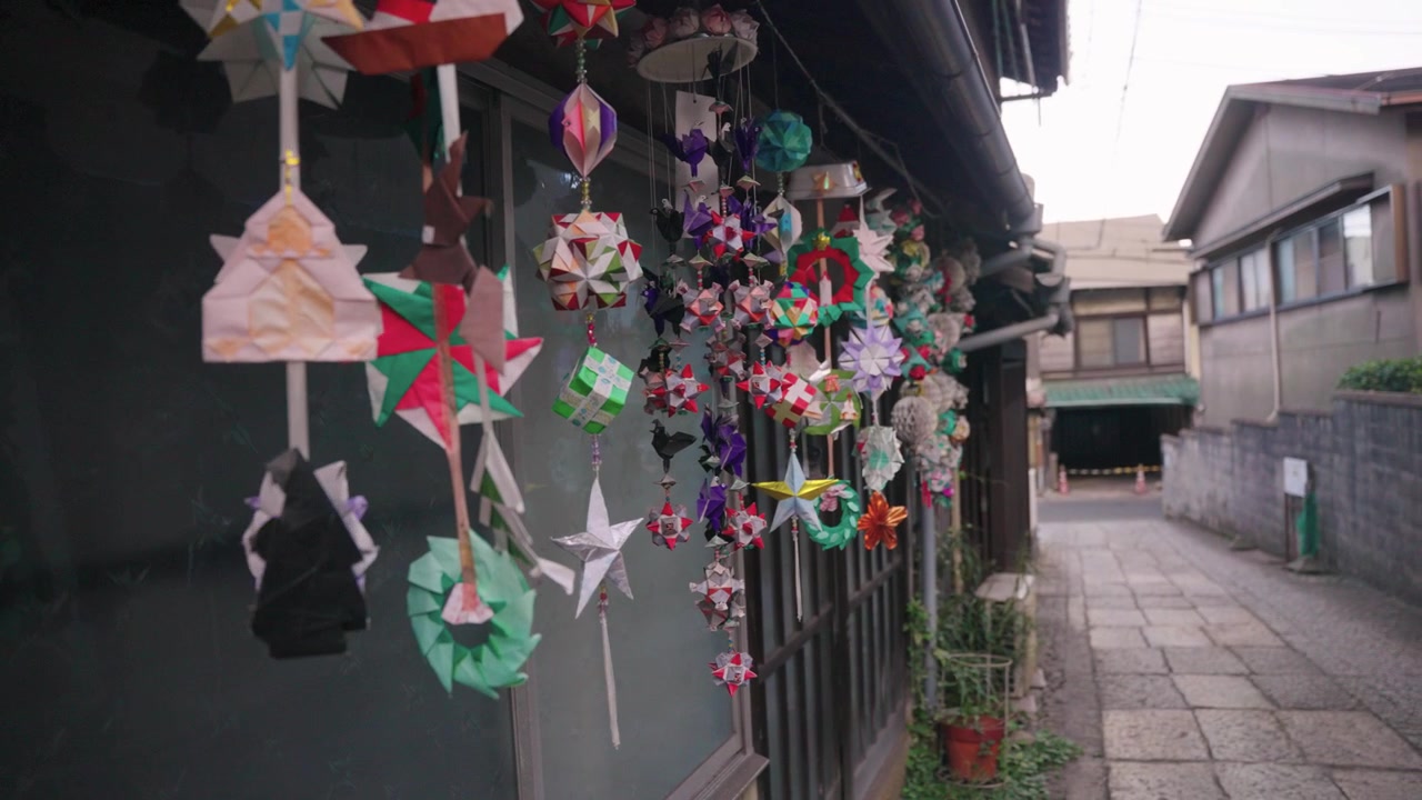 Decorazioni tradizionali di origami nella vecchia città di pescatori di Tomonoura, Hiroshima, Giappone.
