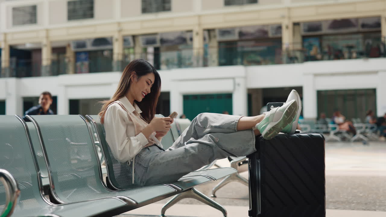 mujer esperando en el aeropuerto