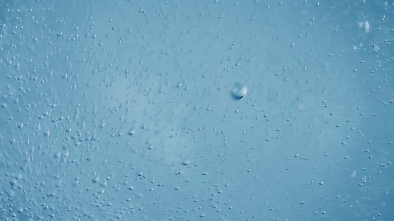 파란색 추상적인 배경에 물에 산소 거품