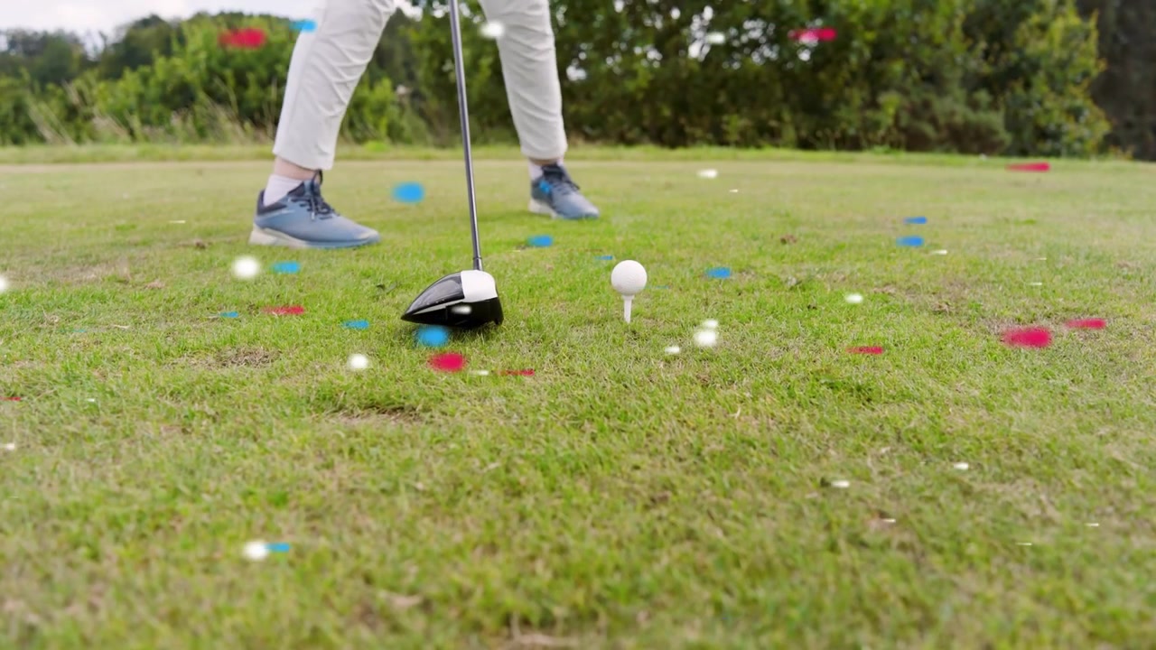 Seniorgolfspiller bøyer seg for å plassere peggen, hvite ballflekker svever over ballen, justerer driveren for utslag