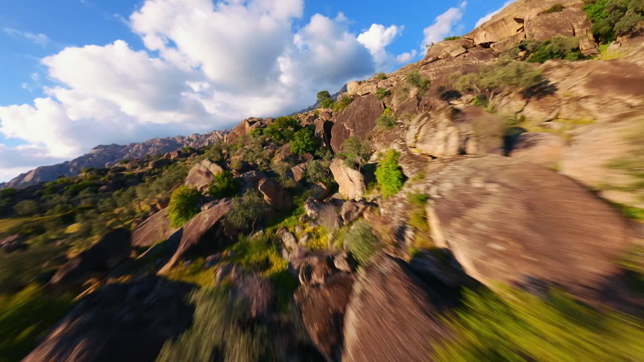 drone fpv volando sobre un paisaje único