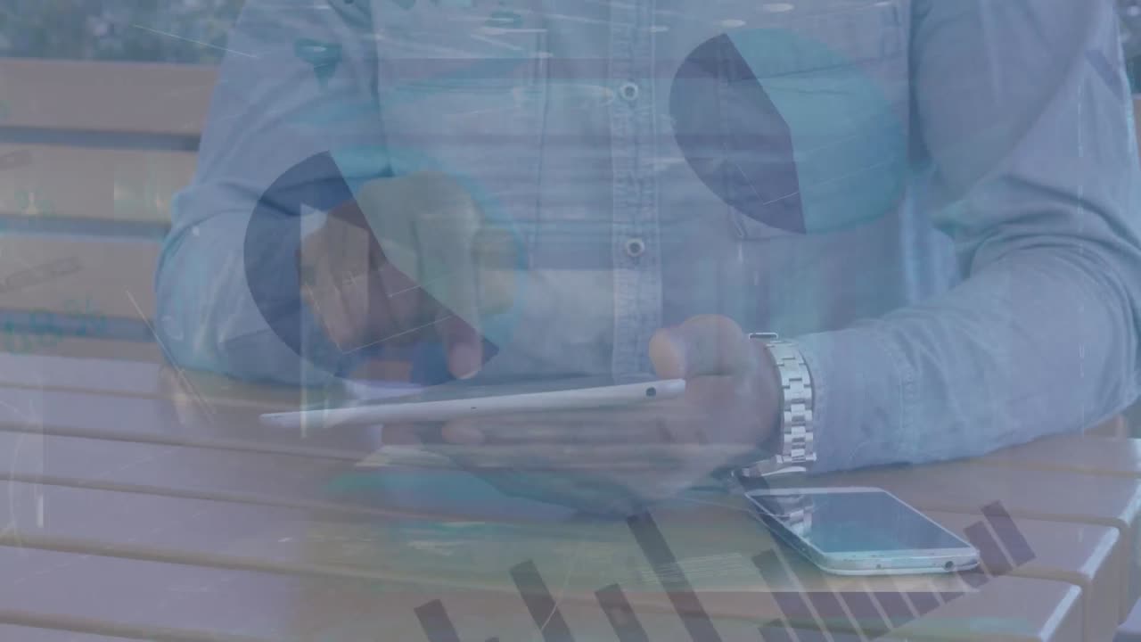 animación de datos financieros y gráficos que se mueven sobre las manos de un hombre biracial que usa un teléfono inteligente