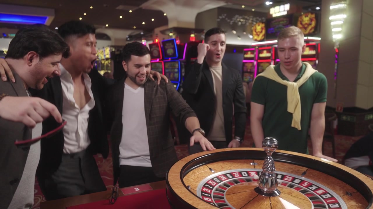 Filmato commerciale di un gruppo di giocatori di casinò che giocano alla roulette, catturando il vero momento della vincita e una notte di divertimento