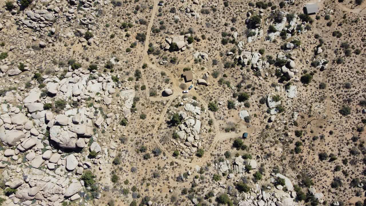 azotea de una casa pequeña en medio del desierto rocoso, vista descendente de arriba hacia abajo