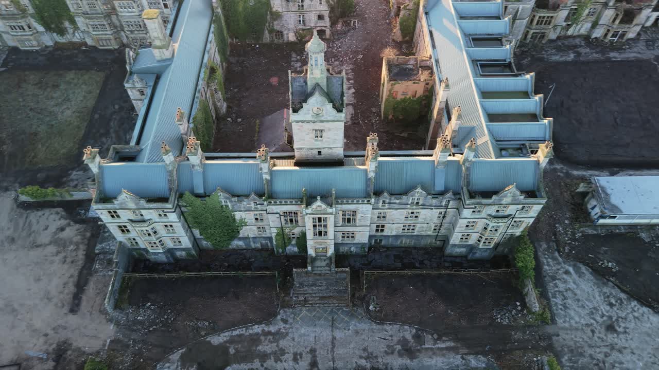 L'Ospedale Abbandonato del Galles del Nord - Manicomio di Denbigh a Denbigh, Galles, Regno Unito. Ripresa aerea dall'alto.