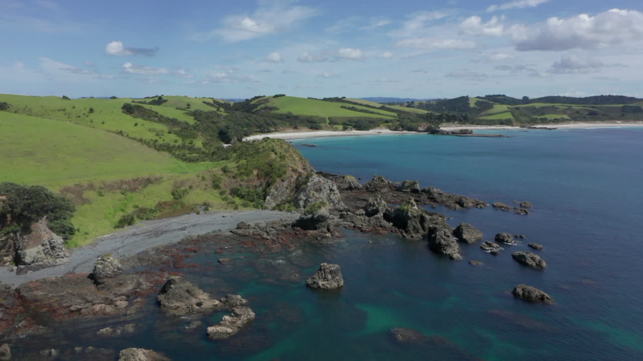 잔잔한 바다와 밝은 푸른 하늘이 있는 뉴질랜드의 아름다운 섬 타화라누이 지역 공원 - 공중 촬영