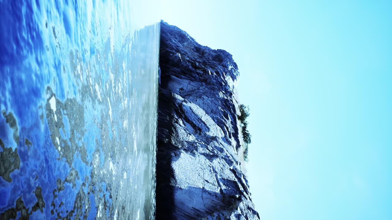 video verticale di rocce e mare