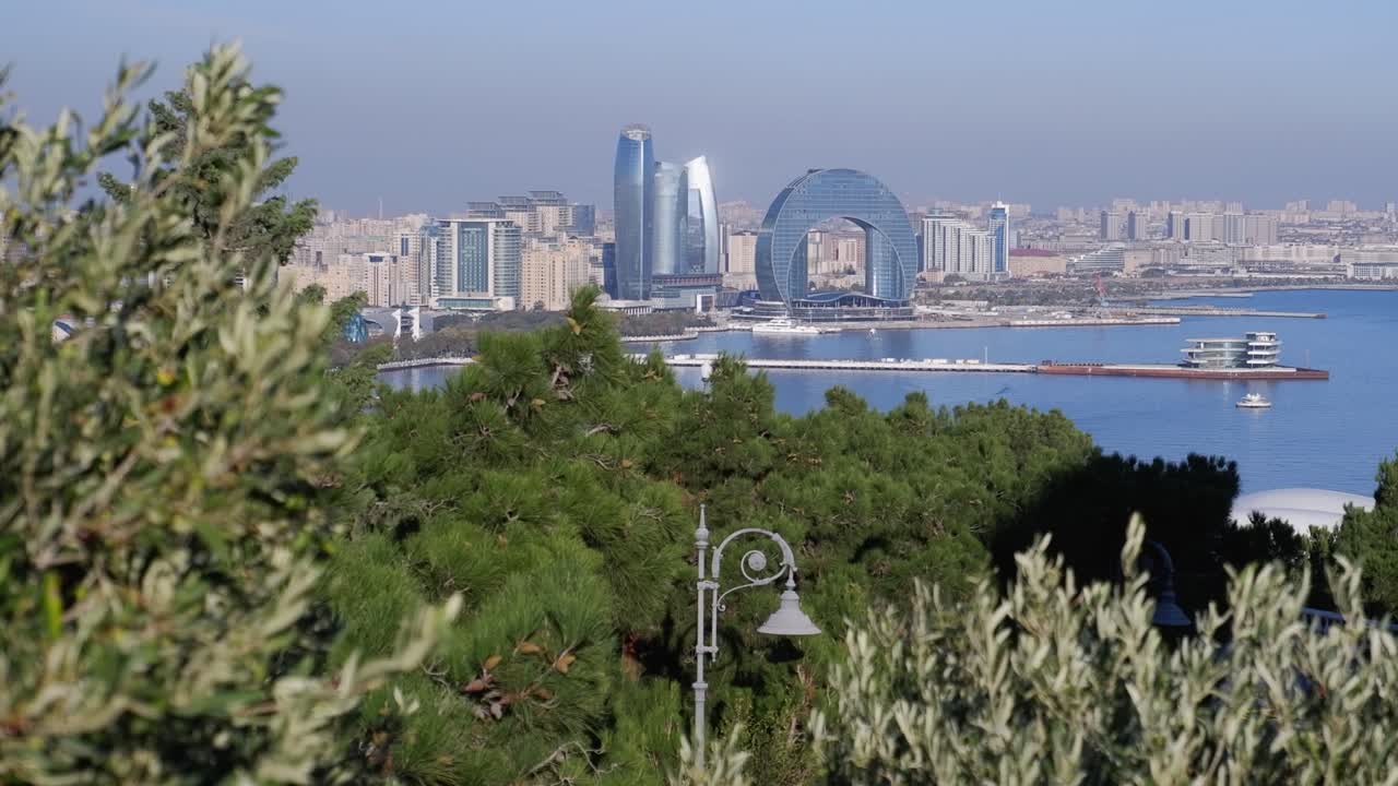 arquitectura única del hotel de la media luna en la orilla del mar de baku azerbaiyán
